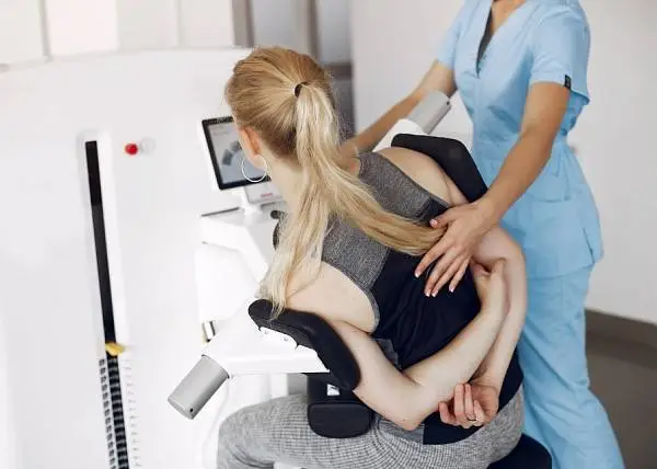 Лечебный массаж при остеохондрозе позвоночника